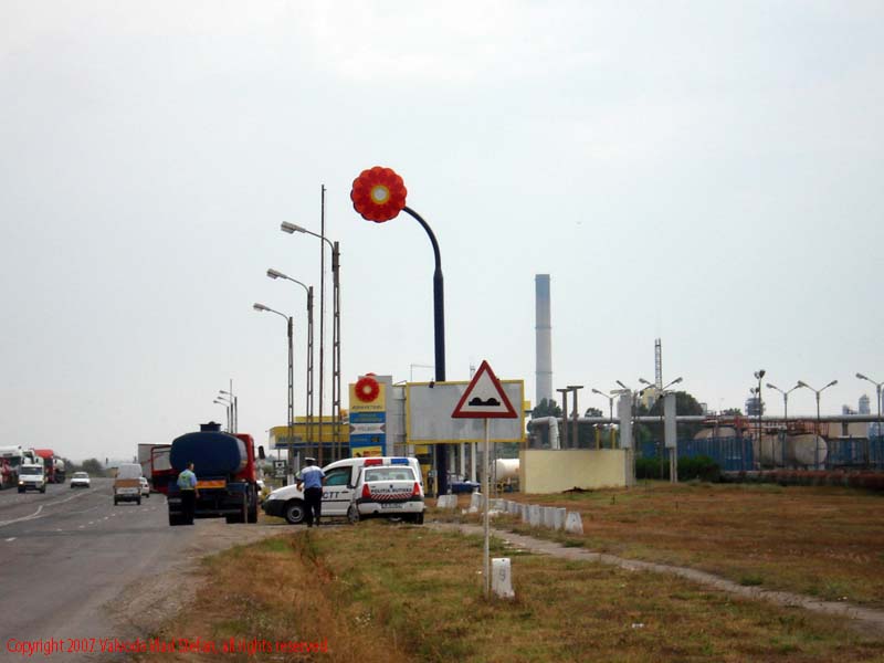 Vaivoda Vlad fotograf in Romania drum judetean 226 sosea sosele excursie calatorie calator voiaj masina automobil condus sofat soferie circula circulatie daewoo matiz autostrada autostrazi rutier 2007 benzinarei statie peco benzina motorina carburant rompetrol