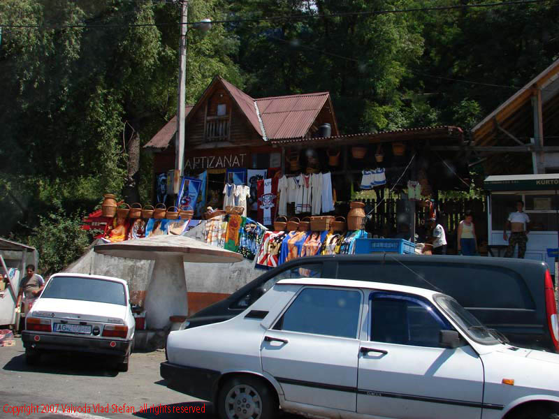 Vaivoda Vlad fotograf in Romania drum european national mici gratar gratare parcare fum carne sat boss mancare E81 DN7 Popas Dedulesti 2007 calatorie excursie masina automobil condus sosea sosele drumuri
