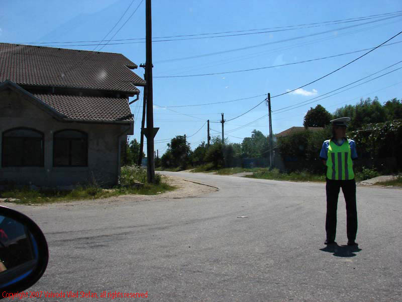 Vaivoda Vlad fotograf in Romania drum european national sosea sosele excursie calatorie calator voiaj masina automobil condus sofat soferie circula circulatie agent politie politia circulatie In trafic pe E81 DN7 2007
