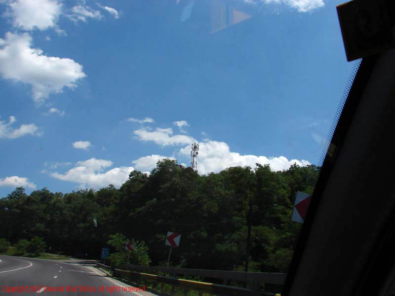 Vaivoda Vlad fotograf in Romania drum european national sosea sosele excursie calatorie calator voiaj masina automobil condus sofat soferie circula circulatie daewoo matiz In trafic pe E81 DN7 2007
