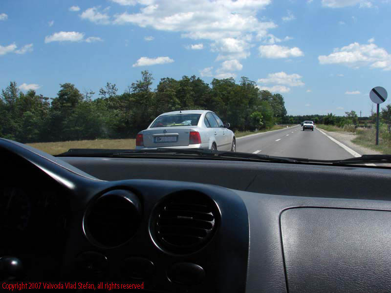 Vaivoda Vlad fotograf in Romania drum european national sosea sosele excursie calatorie calator voiaj masina automobil condus sofat soferie circula circulatie daewoo matiz In trafic pe E81 DN7 2007 depasit depasire