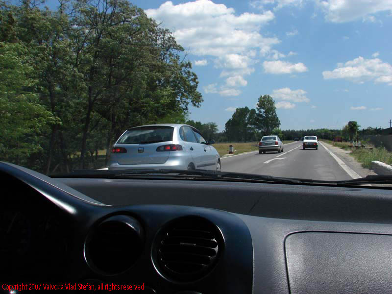Vaivoda Vlad fotograf in Romania drum european national sosea sosele excursie calatorie calator voiaj masina automobil condus sofat soferie circula circulatie daewoo matiz depasire depasit In trafic pe E81 DN7 2007