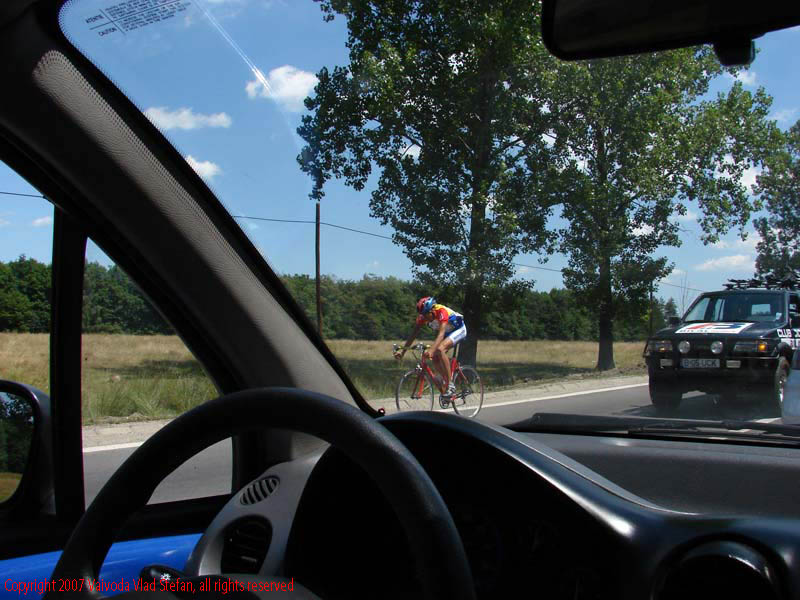 Vaivoda Vlad fotograf in Romania drum european national sosea sosele excursie calatorie calator voiaj masina automobil condus sofat soferie circula circulatie daewoo matiz cicilsm ciclisti concurs In trafic pe E81 DN7 2007