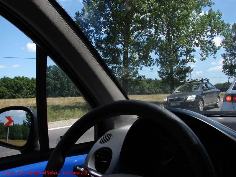 Vaivoda Vlad fotograf in Romania drum european national sosea sosele excursie calatorie calator voiaj masina automobil condus sofat soferie circula circulatie daewoo matiz cicilism ciclisti concurs In trafic pe E81 DN7 2007