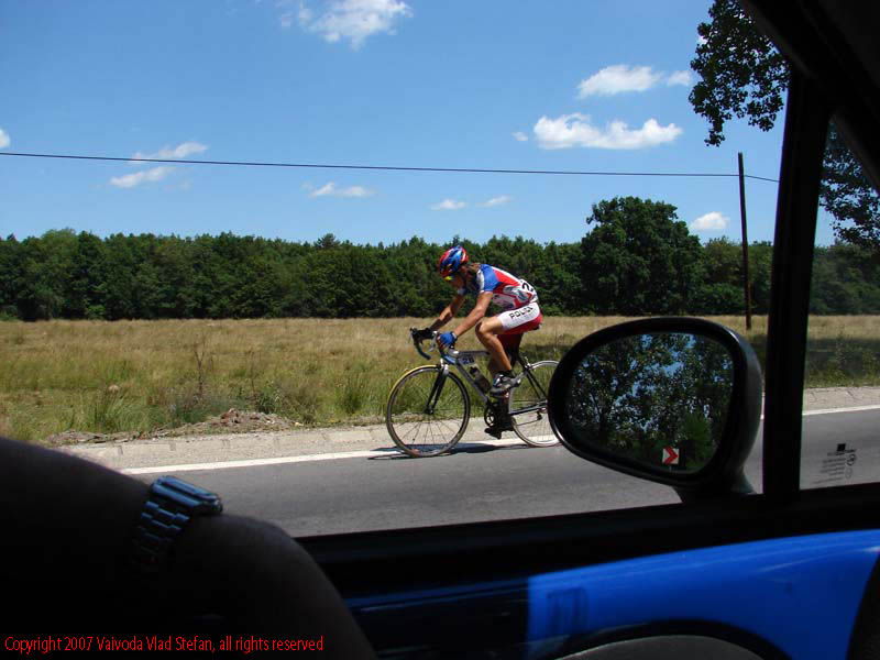 Vaivoda Vlad fotograf in Romania drum european national sosea sosele excursie calatorie calator voiaj masina automobil condus sofat soferie circula circulatie daewoo matiz ciclism ciclisti concurs In trafic pe E81 DN7 2007