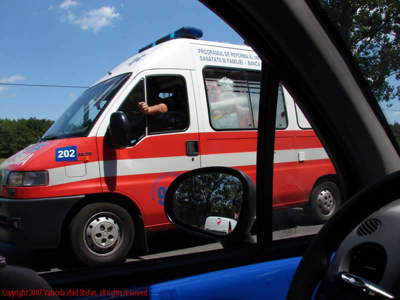 Vaivoda Vlad fotograf in Romania drum european national sosea sosele excursie calatorie calator voiaj masina automobil condus sofat soferie circula circulatie daewoo matiz ciclism ciclisti concurs ambulanta In trafic pe E81 DN7 2007