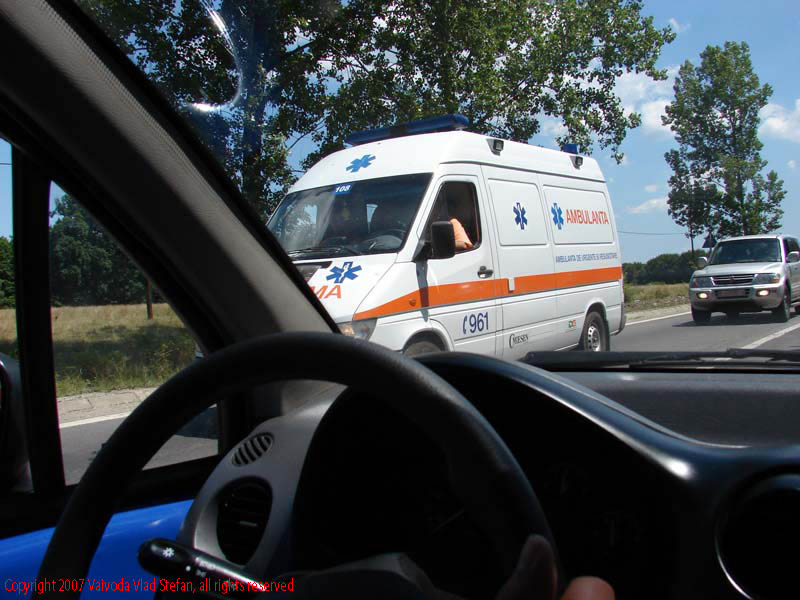 Vaivoda Vlad fotograf in Romania drum european national sosea sosele excursie calatorie calator voiaj masina automobil condus sofat soferie circula circulatie daewoo matiz ciclisti ciclism concurs ambulanta In trafic pe E81 DN7 20071