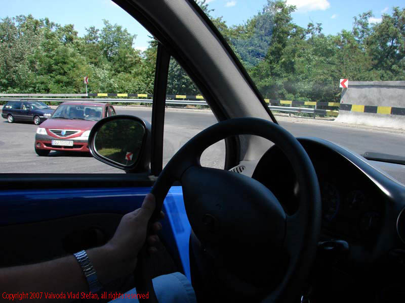 Vaivoda Vlad fotograf in Romania drum european national sosea sosele excursie calatorie calator voiaj masina automobil condus sofat soferie circula circulatie daewoo matiz curba curbe periculoase In trafic pe E81 DN7 2007