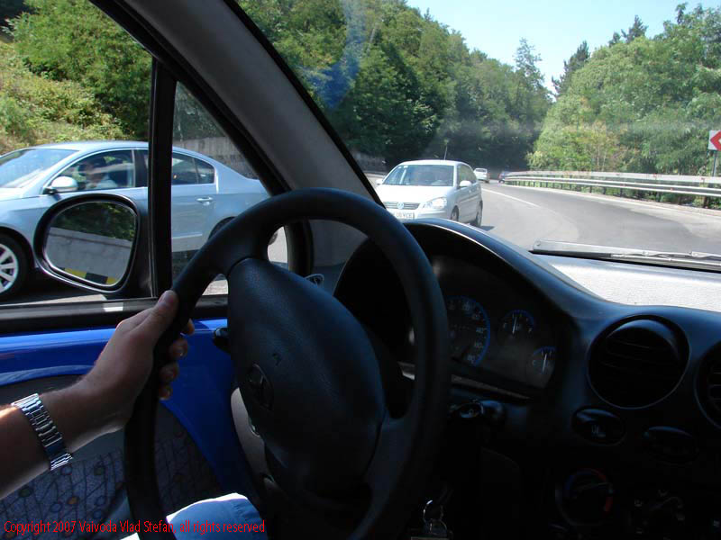 Vaivoda Vlad fotograf in Romania drum european national sosea sosele excursie calatorie calator voiaj masina automobil condus sofat soferie circula circulatie daewoo matiz curba curbe periculoasa In trafic pe E81 DN7 20073