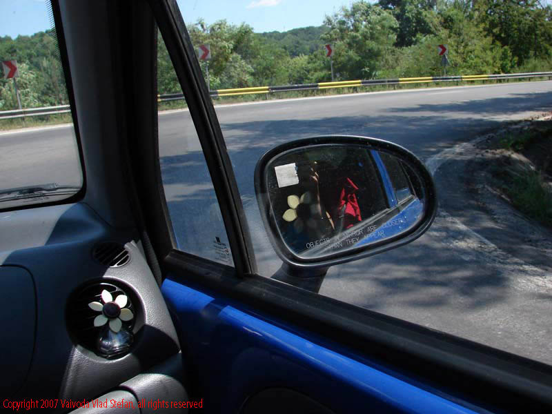 Vaivoda Vlad fotograf in Romania drum european national sosea sosele excursie calatorie calator voiaj masina automobil condus sofat soferie circula circulatie daewoo matiz curba curba periculoase In trafic pe E81 DN7 2007