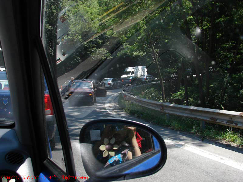 Vaivoda Vlad fotograf in Romania drum european national sosea sosele excursie calatorie calator voiaj masina automobil condus sofat soferie circula circulatie daewoo matiz In trafic coloana pe E81 DN7 2007