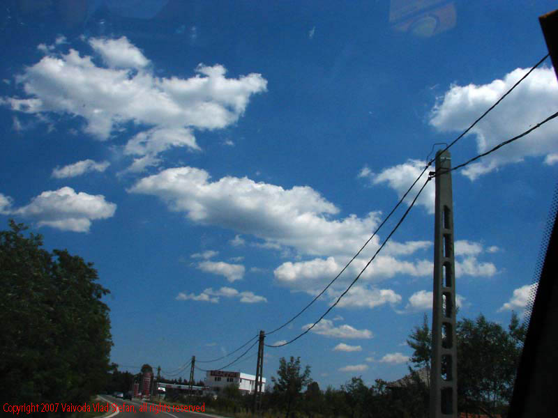 Vaivoda Vlad fotograf in Romania drum european national sosea sosele excursie calatorie calator voiaj masina automobil condus sofat soferie circula circulatie daewoo matiz cer nori senin In trafic pe E81 DN7 2007