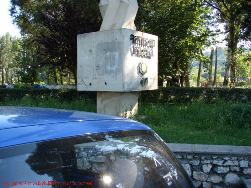 Vaivoda Vlad fotograf in Romania drum european national sosea sosele excursie calatorie calator voiaj masina automobil condus sofat soferie circula circulatie daewoo matiz autostrada autostrazi rutier trafic ramnicu valcea municipiu pe E81 DN7 2007
