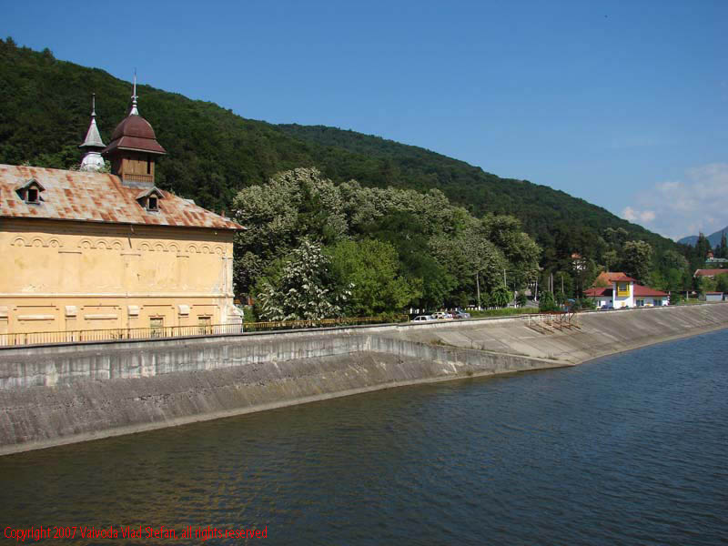 Vaivoda Vlad fotograf in Romania drum european national sosea sosele excursie calatorie calator voiaj masina automobil condus sofat soferie circula circulatie daewoo matiz autostrada autostrazi rutier trafic schit manastire Insula Ostrov Olt 2007