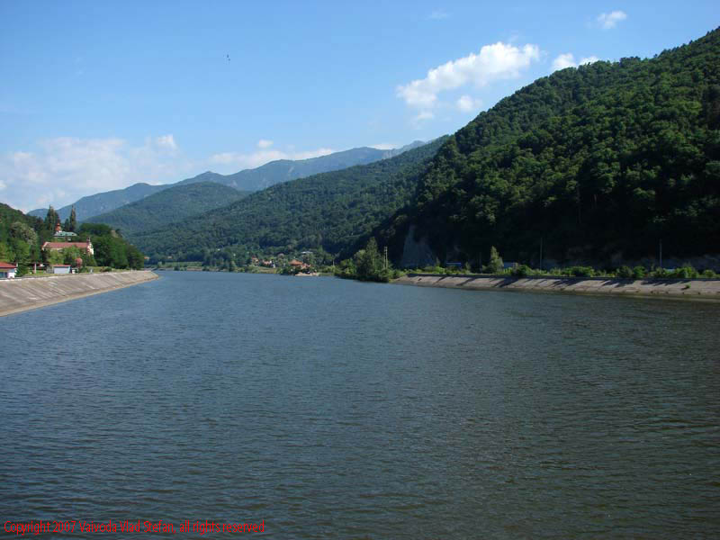 Vaivoda Vlad fotograf in Romania drum european national sosea sosele excursie calatorie calator voiaj masina automobil condus sofat soferie circula circulatie daewoo matiz autostrada autostrazi rutier trafic copac padure deal dealuri ser nori senin vara Panorama Olt de pe Insula Ostrov 2007 poza 2