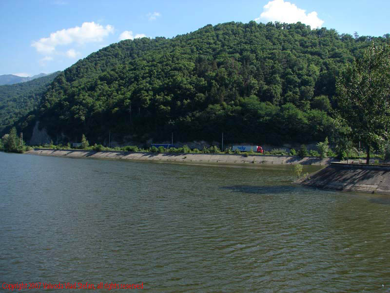 Vaivoda Vlad fotograf in Romania drum european national sosea sosele excursie calatorie calator voiaj masina automobil condus sofat soferie circula circulatie daewoo matiz autostrada autostrazi rutier trafic deal padure apa curgatoare albie cer nori vara senin Panorama Olt de pe Insula Ostrov 2007 poza 3