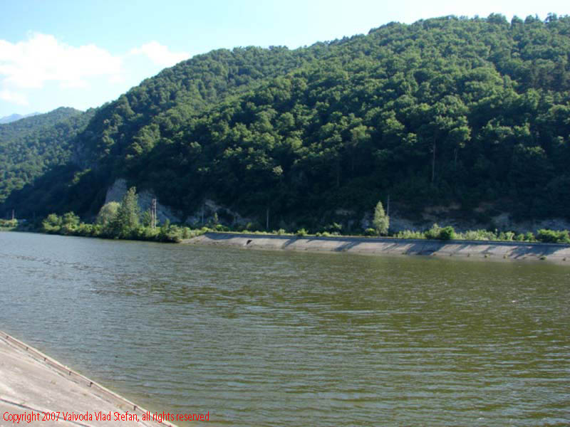 Vaivoda Vlad fotograf in Romania drum european national sosea sosele excursie calatorie calator voiaj masina automobil condus sofat soferie circula circulatie daewoo matiz autostrada autostrazi rutier trafic malul oltului Panorama Olt de pe Insula Ostrov 2007 poza 3