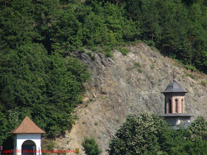 Vaivoda Vlad fotograf in Romania drum european national sosea sosele excursie calatorie calator voiaj masina automobil condus sofat soferie circula circulatie daewoo matiz autostrada autostrazi rutier trafic E81 DN7 schitul cozia veche sfantul ioan la piatra Manastire pe malul lacul Turnu Valea Oltului 2007