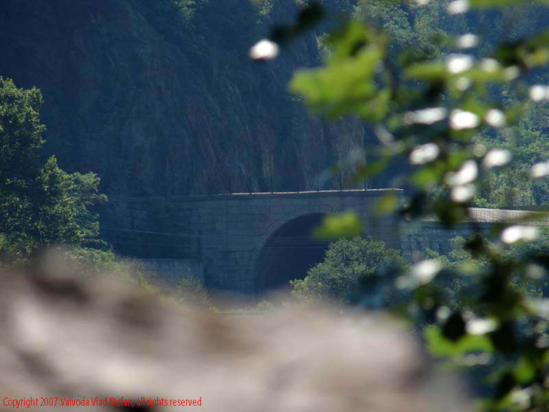 Vaivoda Vlad fotograf in Romania drum european national sosea sosele excursie calatorie calator voiaj masina automobil condus sofat soferie circula circulatie daewoo matiz autostrada autostrazi rutier trafic E81 DN7 tunel pasaj tren cfr