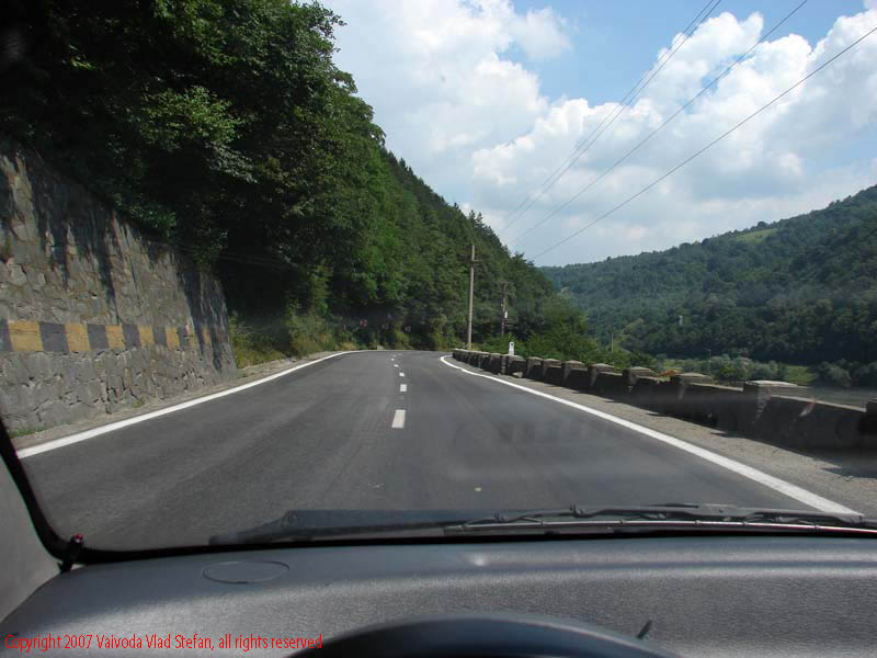 Vaivoda Vlad fotograf in Romania drum european national sosea sosele excursie calatorie calator voiaj masina automobil condus sofat soferie circula circulatie daewoo matiz autostrada autostrazi rutier trafic E81 DN7 2007