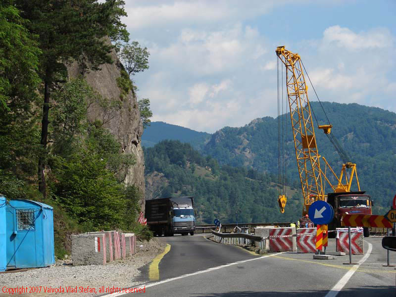 Vaivoda Vlad fotograf in Romania drum european national sosea sosele excursie calatorie calator voiaj masina automobil condus sofat soferie circula circulatie daewoo matiz autostrada autostrazi rutier trafic E81 DN7 lucrari reparatii valea oltului macara restrictii