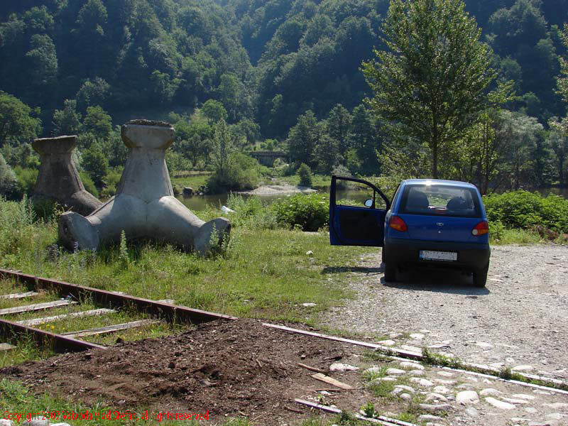 Vaivoda Vlad fotograf in Romania drum european national sosea sosele excursie calatorie calator voiaj masina automobil condus sofat soferie circula circulatie daewoo matiz autostrada autostrazi rutier trafic E81 DN7 stabilopod cale ferata Panorama Brezoi Valea Oltului 2007 poza 1