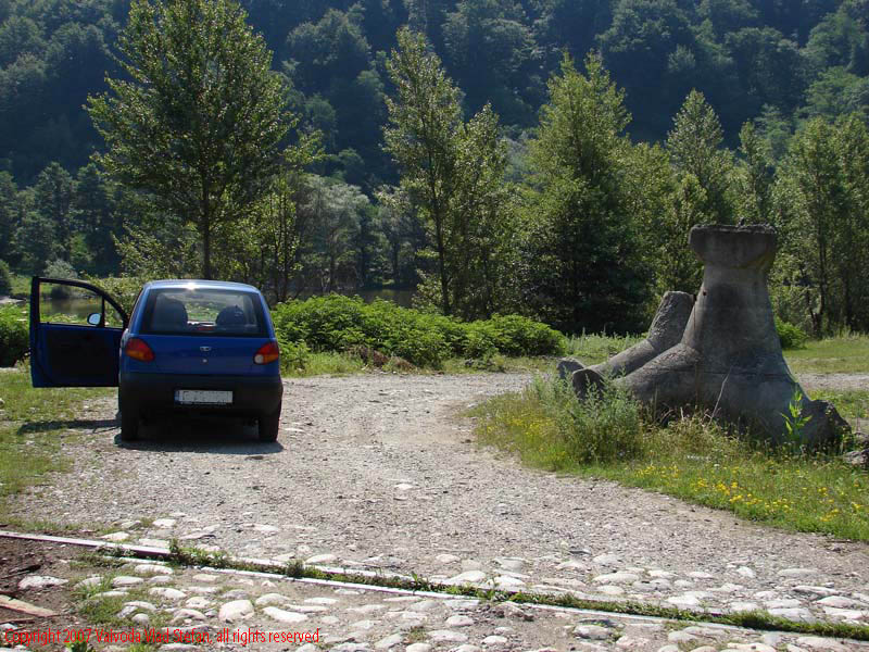 Vaivoda Vlad fotograf in Romania drum european national sosea sosele excursie calatorie calator voiaj masina automobil condus sofat soferie circula circulatie daewoo matiz autostrada autostrazi rutier trafic E81 DN7 stabilopod cale ferata Panorama Brezoi Valea Oltului 2007 poza 2