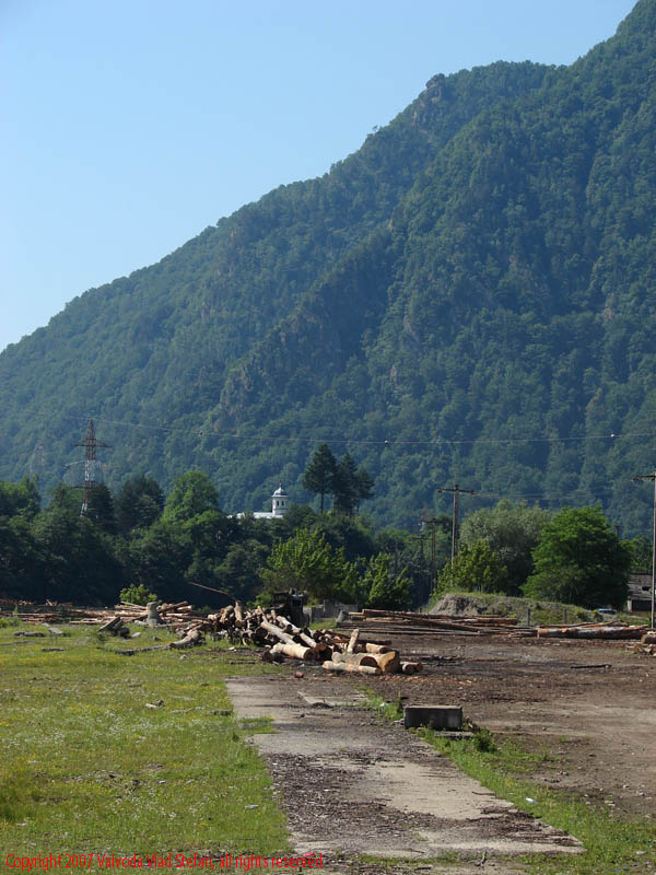 Vaivoda Vlad fotograf in Romania drum european national sosea sosele excursie calatorie calator voiaj masina automobil condus sofat soferie circula circulatie daewoo matiz autostrada autostrazi rutier trafic E81 DN7 valea oltului munti munte padure impadurit biserica turla Panorama industriala Brezoi 2007 poza 1