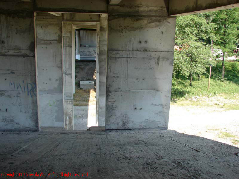 Vaivoda Vlad fotograf in Romania drum european national sosea sosele excursie calatorie calator voiaj masina automobil condus sofat soferie circula circulatie daewoo matiz autostrada autostrazi rutier trafic E81 DN7 pilon pod olt Peisaj pe Valea Oltului 2007