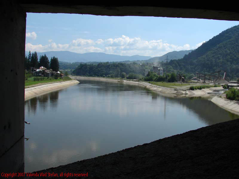 Vaivoda Vlad fotograf in Romania drum european national sosea sosele excursie calatorie calator voiaj masina automobil condus sofat soferie circula circulatie daewoo matiz autostrada autostrazi rutier trafic E81 DN7 olt olt Peisaj pe Valea Oltului 2007