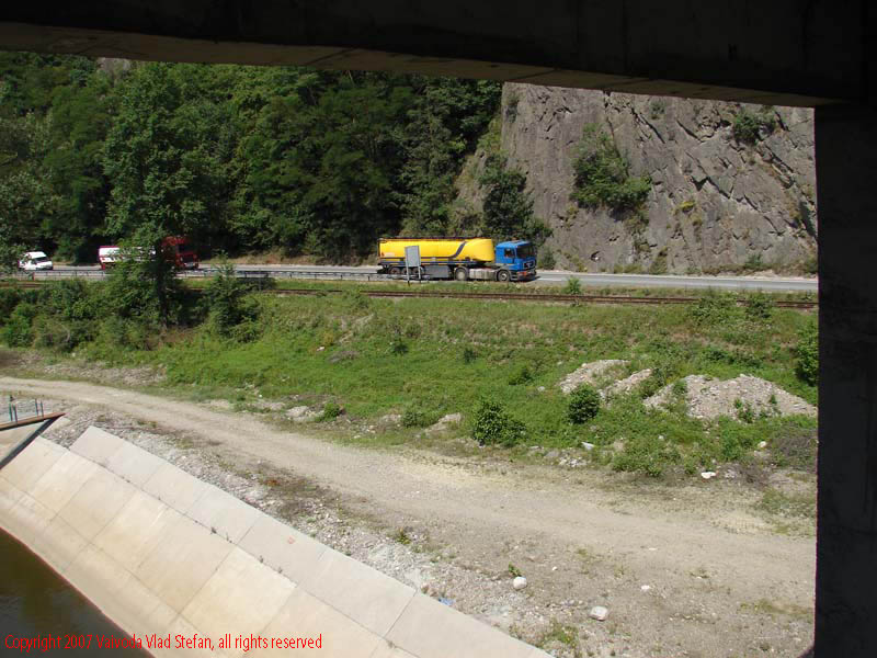 Vaivoda Vlad fotograf in Romania drum european national sosea sosele excursie calatorie calator voiaj masina automobil condus sofat soferie circula circulatie daewoo matiz autostrada autostrazi rutier trafic E81 DN7 tir camion remorca cisterna transport greu Valea Oltului 2007