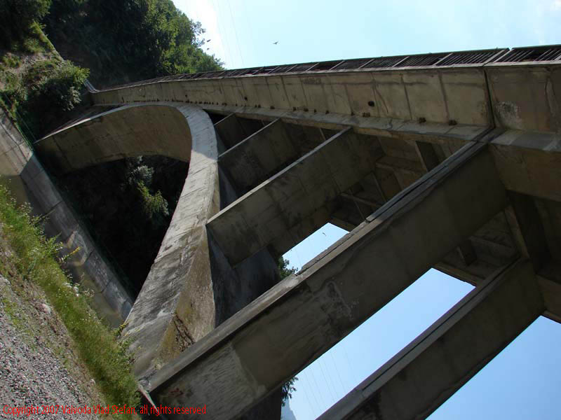 Vaivoda Vlad fotograf in Romania drum european national sosea sosele excursie calatorie calator voiaj masina automobil condus sofat soferie circula circulatie daewoo matiz autostrada autostrazi rutier trafic E81 DN7 pod peste olt Peisaj pe Valea Oltului 2007