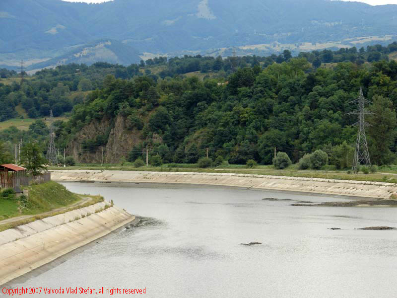 Vaivoda Vlad fotograf in Romania drum european national sosea sosele excursie calatorie calator voiaj masina automobil condus sofat soferie circula circulatie daewoo matiz autostrada autostrazi rutier trafic E81 DN7 malul oltului Panorama Olt in paropierea Manastire Cornetu 2007 poza 1