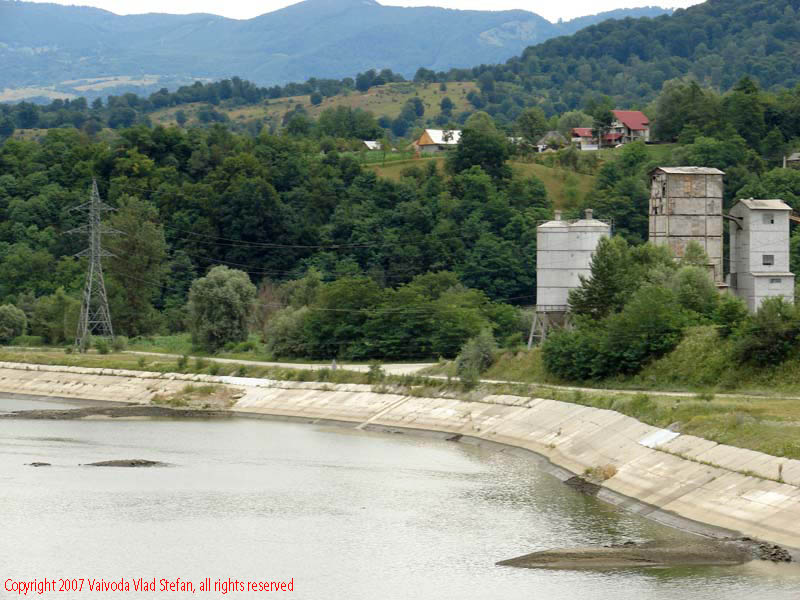 Vaivoda Vlad fotograf in Romania drum european national sosea sosele excursie calatorie calator voiaj masina automobil condus sofat soferie circula circulatie daewoo matiz autostrada autostrazi rutier trafic E81 DN7 malul oltului Panorama Olt in paropierea Manastire Cornetu 2007 poza 2