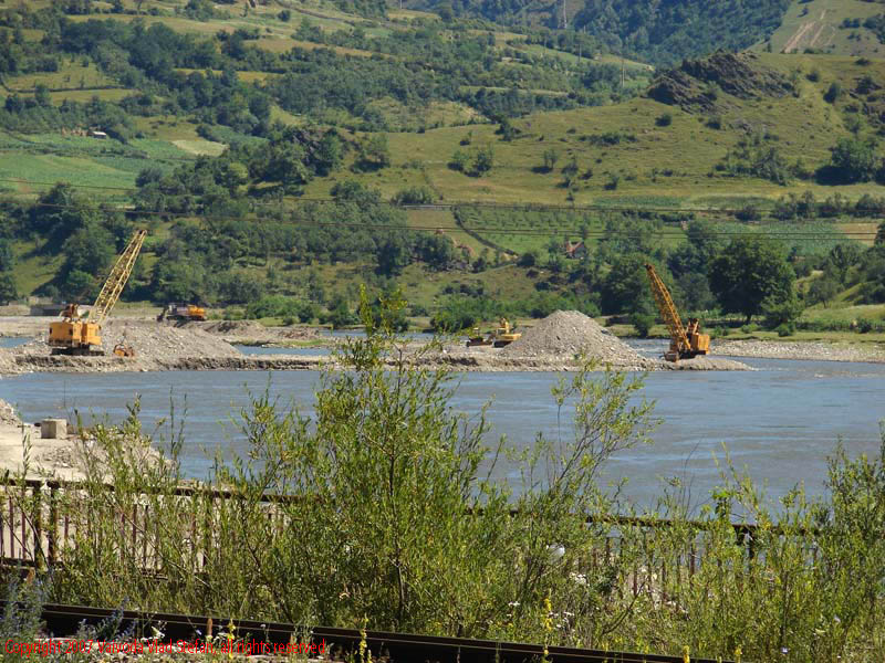 Vaivoda Vlad fotograf in Romania drum european national sosea sosele excursie calatorie calator voiaj masina automobil condus sofat soferie circula circulatie daewoo matiz autostrada autostrazi rutier trafic E81 DN7 malul oltului Peisaj industrial si Oltul 2007