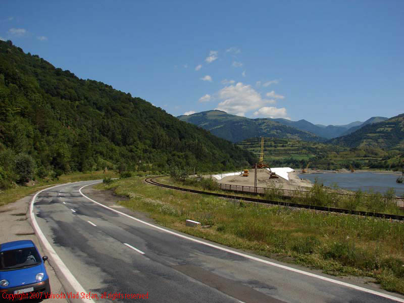 Vaivoda Vlad fotograf in Romania drum european national sosea sosele excursie calatorie calator voiaj masina automobil condus sofat soferie circula circulatie daewoo matiz autostrada autostrazi rutier trafic E81 DN7 Peisaj panorama valea Oltului 2007