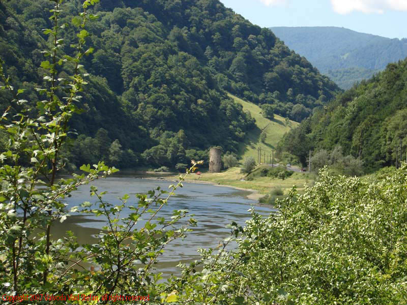 Vaivoda Vlad fotograf in Romania drum european national sosea sosele excursie calatorie calator voiaj masina automobil condus sofat soferie circula circulatie daewoo matiz autostrada autostrazi rutier trafic E81 DN7 Turnul Spart Valea Oltului 2007