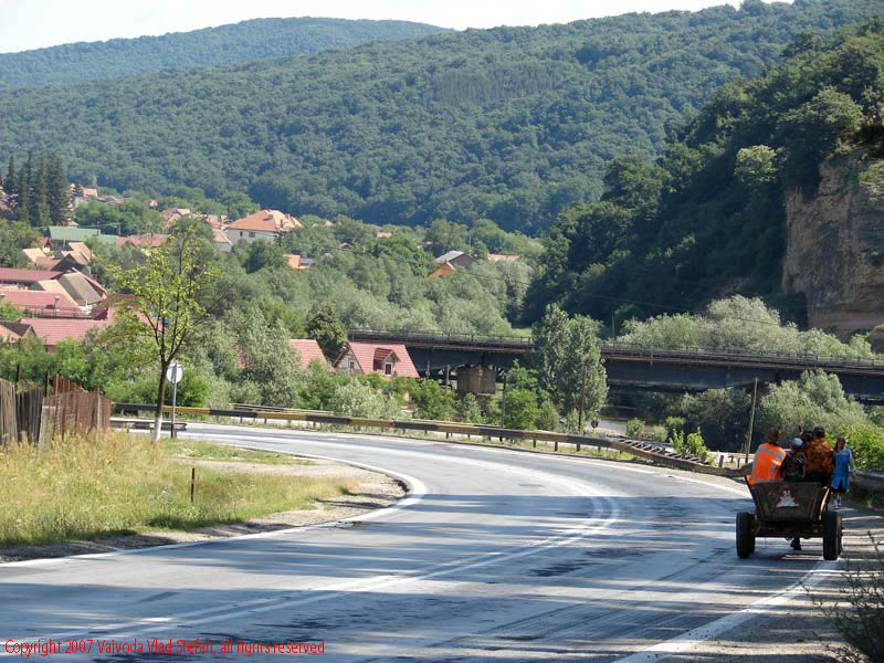 Vaivoda Vlad fotograf in Romania drum european national sosea sosele excursie calatorie calator voiaj masina automobil condus sofat soferie circula circulatie daewoo matiz autostrada autostrazi rutier trafic caruta Talmaciu E81 DN7 Valea Oltului 2007