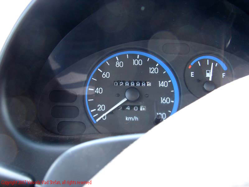 Vaivoda Vlad fotograf in Romania drum european national sosea sosele excursie calatorie calator voiaj masina automobil condus sofat soferie circula circulatie daewoo bord matiz ceas distanta cadran indicator kilometraj masina 29999km