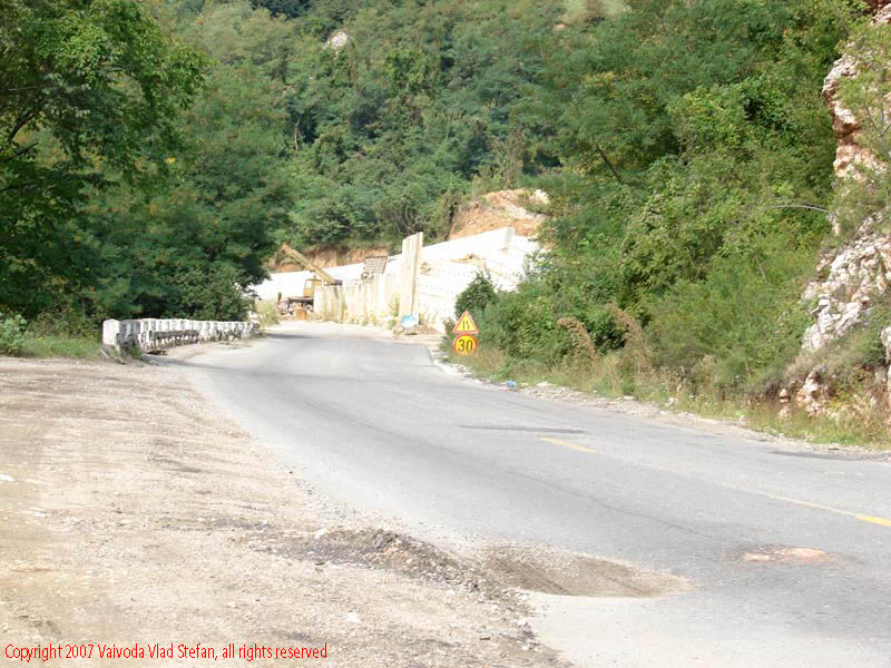 Vaivoda Vlad fotograf in Romania drum european national sosea sosele excursie calatorie calator voiaj masina automobil condus sofat soferie circula circulatie daewoo matiz Pe E79 Dn66 spre Defileul Jiului 2007 crivadia hundeoara pod viaduct