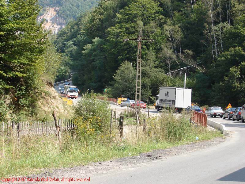 Vaivoda Vlad fotograf in Romania drum european national sosea sosele excursie calatorie calator voiaj masina automobil condus sofat soferie circula circulatie daewoo matiz coloana trafic Pe E79 Dn66 spre Defileul Jiului 2007