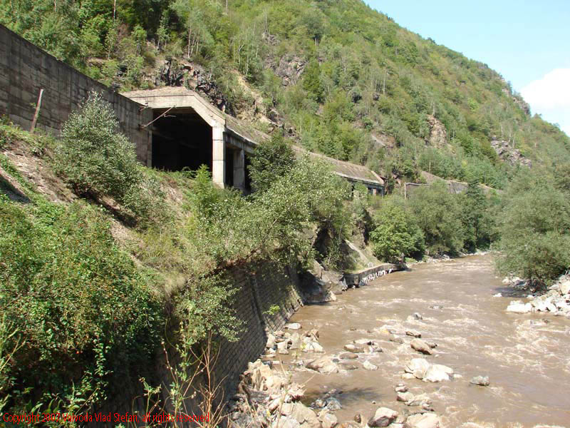 Vaivoda Vlad fotograf in Romania drum european national sosea sosele excursie calatorie calator voiaj masina automobil condus sofat soferie circula circulatie daewoo matiz Pe E79 DN66 Defileul Jiului raul Jiu 2007 albie apa curgatoare tunel pasaj tren cfr