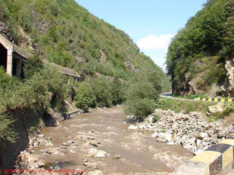 Vaivoda Vlad fotograf in Romania drum european national sosea sosele excursie calatorie calator voiaj masina automobil condus sofat soferie circula circulatie daewoo matiz Pe E79 DN66 Defileul Jiului raul Jiu 2007 apa curgatoare pasaj tunel tren cfr albie