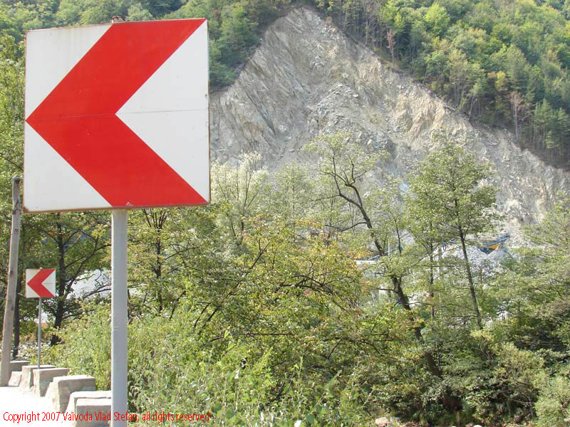 Vaivoda Vlad fotograf in Romania drum european national sosea sosele excursie calatorie calator voiaj masina automobil condus sofat soferie circula semn circulatie daewoo matiz curba curbe perriculoase Pe E79 DN66 peisaj din Defileul Jiului 2007
