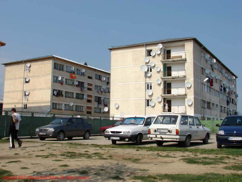 Vaivoda Vlad fotograf in Romania drum european national sosea sosele excursie calatorie calator voiaj masina automobil condus sofat soferie circula circulatie daewoo matiz blocuri cladiri locuinte parcare antene parabolice In Tg Jiu 2007