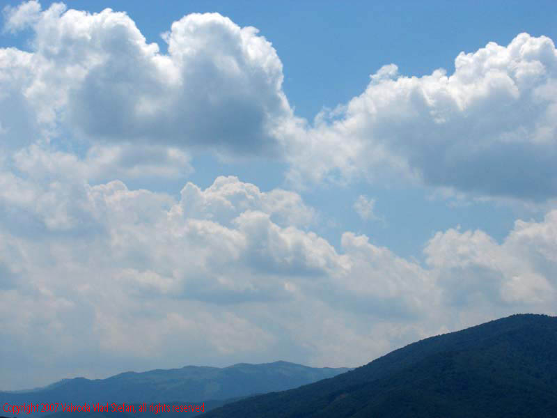 Vaivoda Vlad fotograf in Romania drum european national sosea sosele excursie calatorie calator voiaj masina automobil condus sofat soferie circula circulatie daewoo matiz autostrada autostrazi rutier trafic Peisaj panorama cu nori