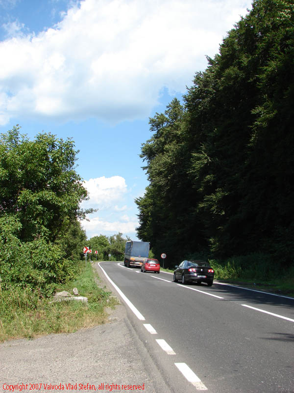 Vaivoda Vlad fotograf in Romania drum european national sosea sosele excursie calatorie calator voiaj masina automobil condus sofat soferie circula circulatie daewoo matiz autostrada autostrazi rutier trafic Peisaj panorama E68 DN7 2007