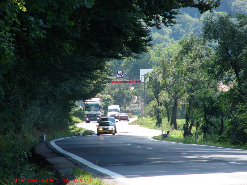 Vaivoda Vlad fotograf in Romania drum european national sosea sosele excursie calatorie calator voiaj masina automobil condus sofat soferie circula circulatie daewoo matiz autostrada autostrazi rutier trafic Peisaj panorama E68 DN7 2007