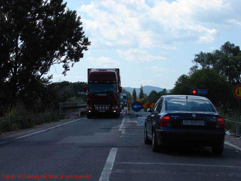 Vaivoda Vlad fotograf in Romania drum european national sosea sosele excursie calatorie calator voiaj masina automobil condus sofat soferie circula circulatie daewoo matiz autostrada autostrazi rutier trafic pod Peisaj E68 DN7 2007