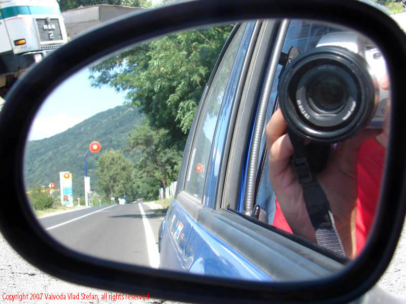 Vaivoda Vlad fotograf in Romania drum european national sosea sosele excursie calatorie calator voiaj masina automobil condus sofat soferie circula circulatie daewoo matiz autostrada autostrazi rutier trafic benzinarie statie peco benzina motorina carburant Rompetrol Savarsin 2007